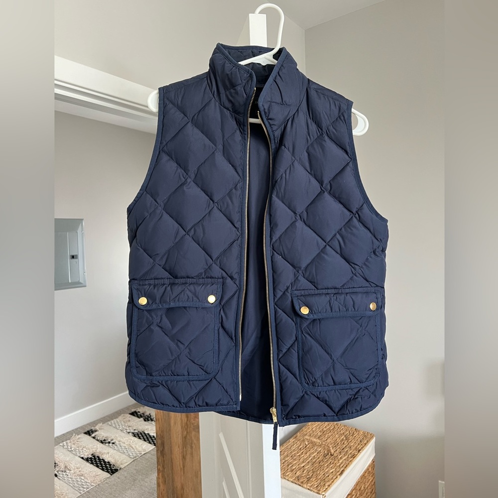 J crew women’s puffy vest in navy blue size M